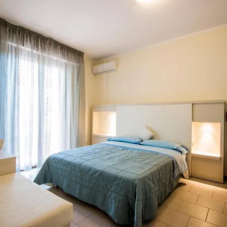 Deborah Hotel