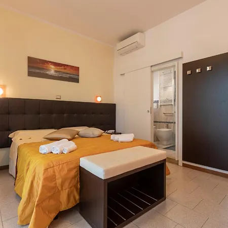Hotel Deborah 3*