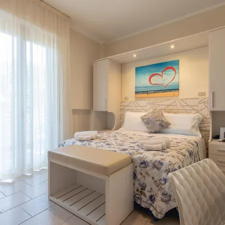 Deborah Hotel 3*