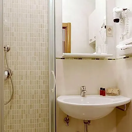 Hotel Deborah 3*