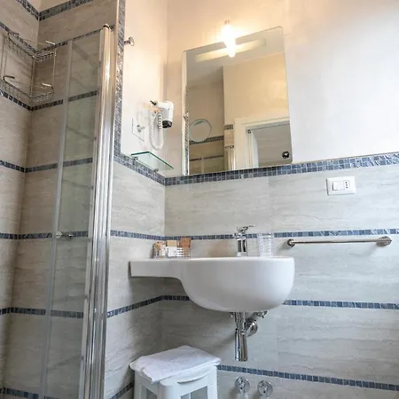 Deborah Hotel 3*