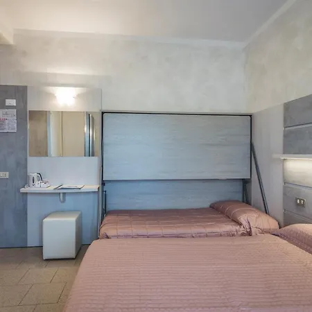 Deborah Hotel 3*