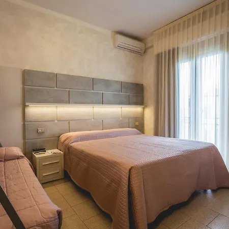 Hotel Deborah 3*